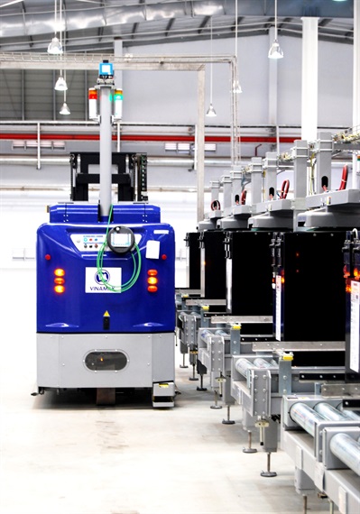 Robot tự vận hành tại Nhà máy đang thực hiện thao tác bốc dỡ và vận chuyển hàng